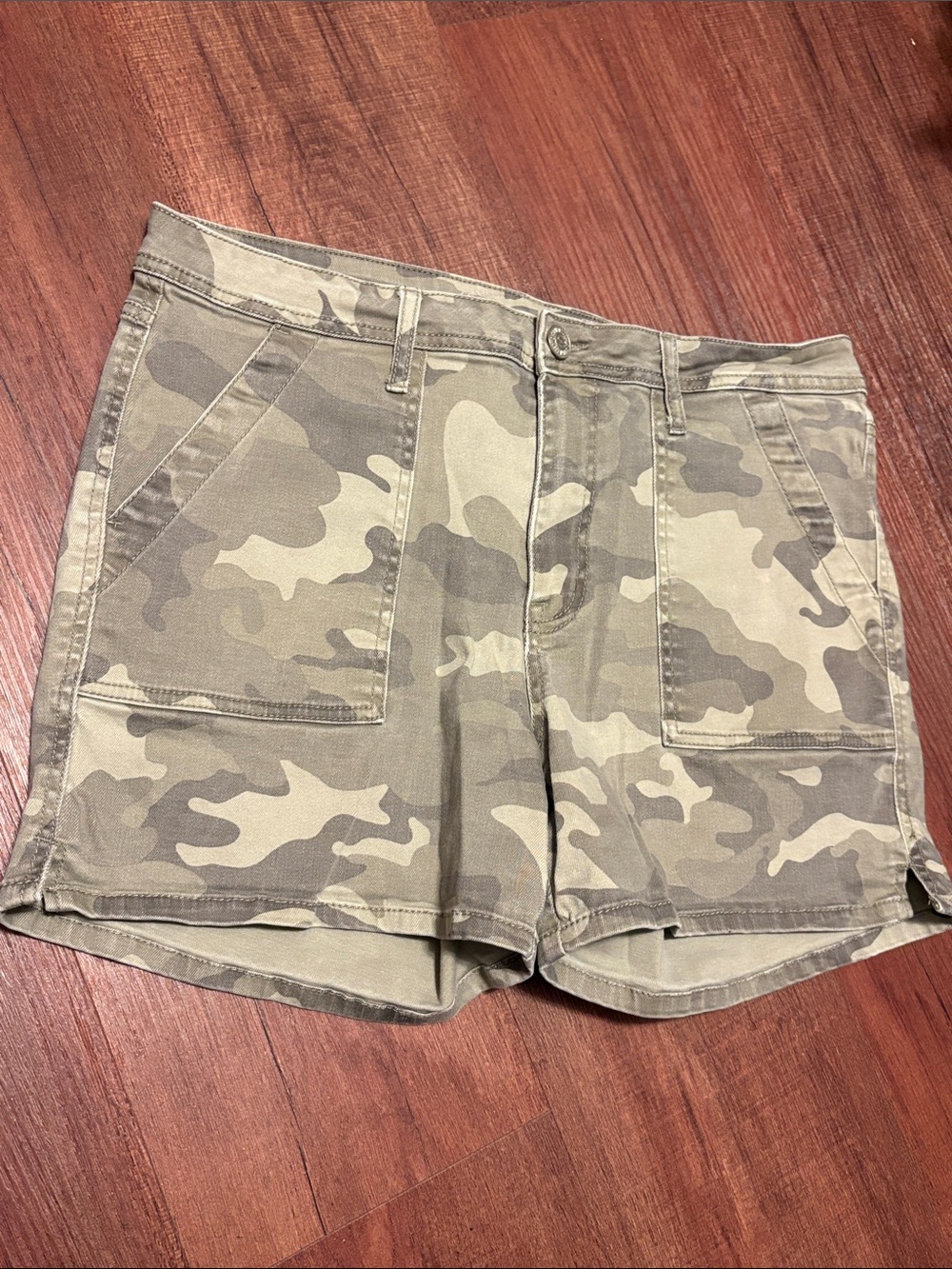 Seven7 Women's Camo Cargo Shorts - Olive Tan Size 14